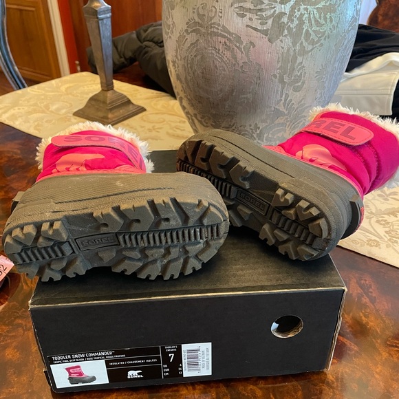 Girls Sorel boots. - Picture 3 of 4